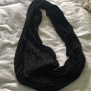 ‼️ DONATING SOON ‼️ Black scarf!